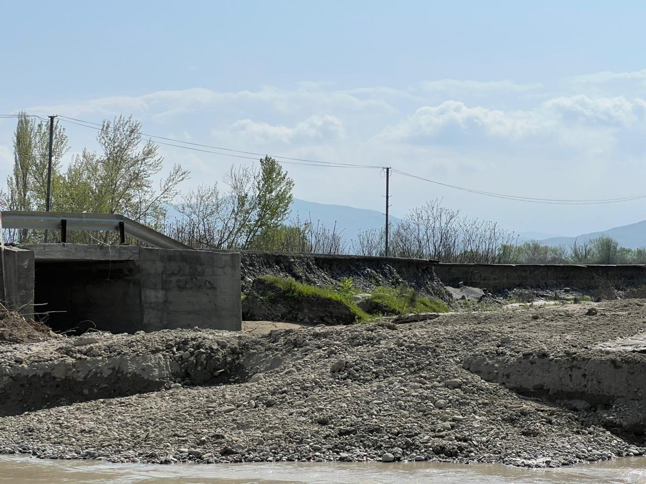 Şabranda körpü faciəsi: Valideynlər uşaqları çiynində çaydan keçirir –